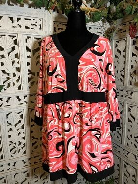 JL STUDIO SENSATIONAL PINK BLACK & WHITE HYPER SWIRL PATTERN MID-SLEEVE PLUS TOP